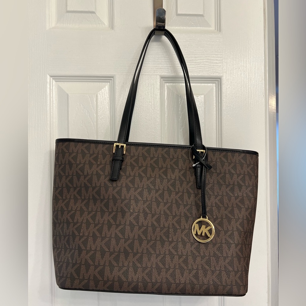 Michael Kors Jet Set Signature Zip Tote-large